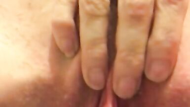 Gemere e giocare mentre faccio pipì e sperma - 4 image