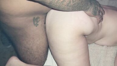A mulher toma a BBC de forma submissa em frente ao marido! - 10 image