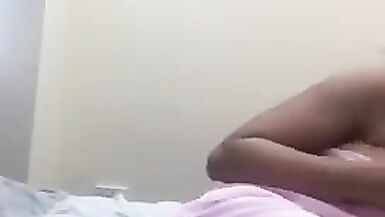 Une femme pakistanaise parle à un ami de son mari en ourdou alors quelle se déshabille.