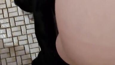POV Alman Küçük Sürtük Banyoda Quickie istiyor - 3 image