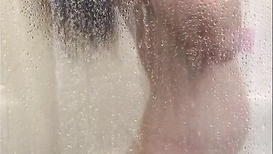 La surprendre sous la douche Chatte fraîche