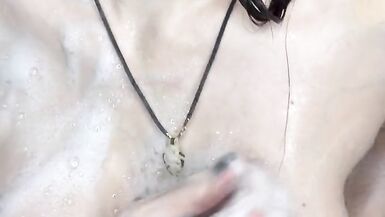 This bitch loves to masturbate in the shower - 8 image