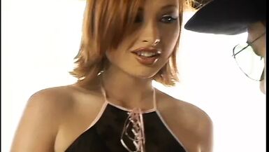 La salope en lingerie noire chaude suce et prend deux bites dans la chambre - 1 image