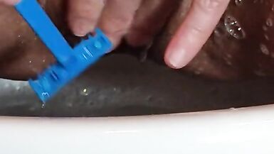 Amateur brunette shaving her pussy. - 11 image