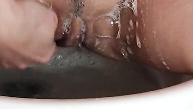 Amateur brunette shaving her pussy. - 3 image