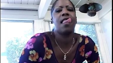 Une merveilleuse nana ébène reçoit une énorme bite noire sur un canapé rouge.