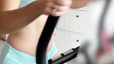 SwissLady webwhore webslut ropa deportiva delgada tetas fuera - 5 image