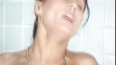 Cest ce quon pourrait faire maintenant - une nana sexy baisée dans la piscine - 11 image