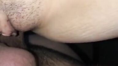 Il papà del bebè fa fare la pipì alla mamma del bebè - 11 image
