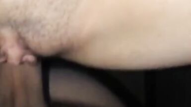 Il papà del bebè fa fare la pipì alla mamma del bebè - 12 image