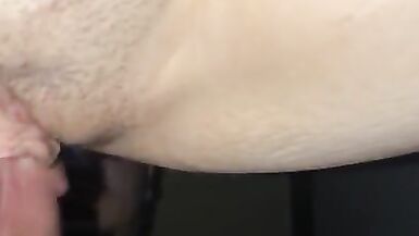 Il papà del bebè fa fare la pipì alla mamma del bebè - 13 image