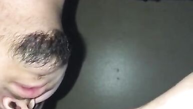 Il papà del bebè fa fare la pipì alla mamma del bebè - 4 image