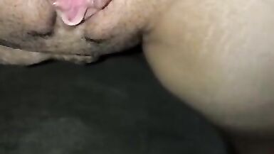 Il papà del bebè fa fare la pipì alla mamma del bebè - 6 image