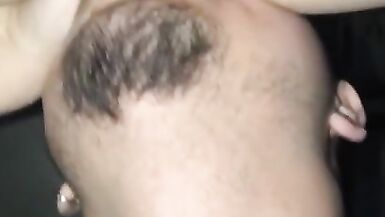 Il papà del bebè fa fare la pipì alla mamma del bebè - 7 image