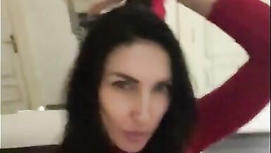 Kaltak parti sırasında amcığını tatmin etmek için emekli oldu. - 2 image