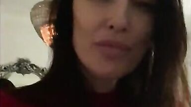 La chienne sest retirée pendant la fête pour satisfaire la chatte