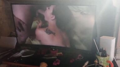 Je suce un mec devant un film porno