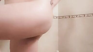 rubbing a hot body with a chocolate scrub - 10 image