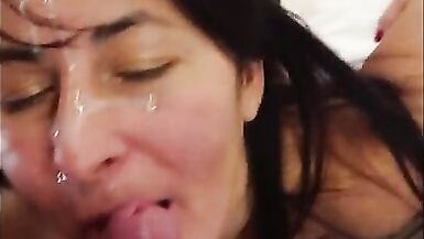 UNA CALDA SBORRATA IN FACCIA E ME LA GUSTO COME SEMPRE