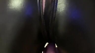 Milf Amateur Britannique se faisant dézipper dans sa combinaison de cuir et se faisant doigter