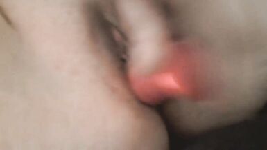 Bree aime jouer avec sa chatte rasée pendant labsence de son mari