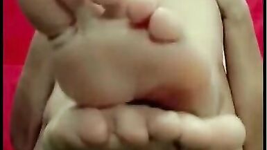 A la demande de ses fans, Lukeryas sest offert des jambes sexy pendant un long moment.