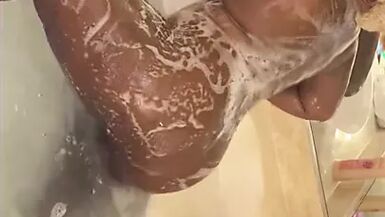LolaMonroe twerking in bubbles - 1 image