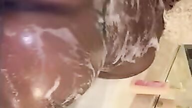 LolaMonroe twerking in bubbles - 13 image