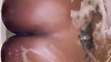 LolaMonroe twerking in bubbles - 15 image