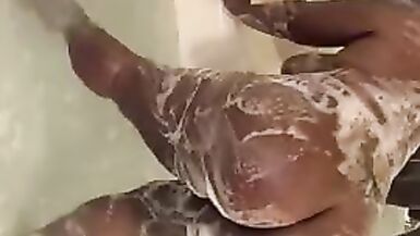 LolaMonroe twerking in bubbles - 3 image