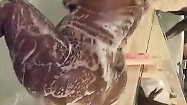 LolaMonroe twerking in bubbles - 4 image