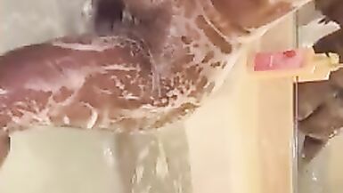 LolaMonroe twerking in bubbles - 8 image