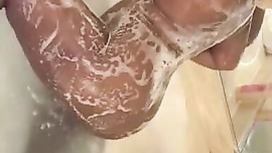 LolaMonroe twerking in bubbles - 9 image