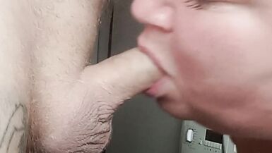 pipe profonde en gros plan et bouche pleine de sperme