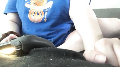 Milf usando hitachi enquanto joga videojogos - 2 image