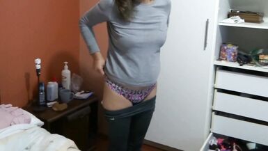 Anne, kocaman sikini görmek ve mastürbasyon yapmak için üvey oğlunun önünde şov yapıyor - 7 image