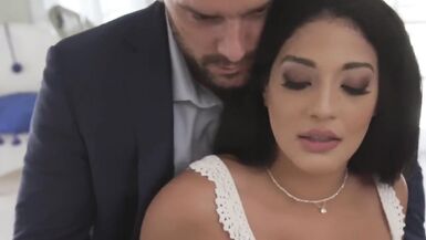 La superbe MILF est prête pour la crémation