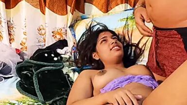 Une jeune femme maigre a accidentellement rencontré son demi-frère