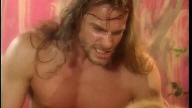 Une belle jeune fille adore chevaucher une bite après avoir été léchée.