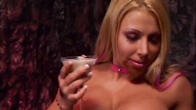 Une MILF bien en chair se fait lécher les fesses avant de chevaucher loutil dun étalon. - 2 image