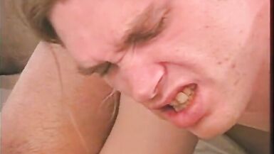 Une milf brune baise des mecs mignons et inexpérimentés avec un strapon - 14 image