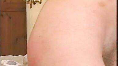 Une milf brune baise des mecs mignons et inexpérimentés avec un strapon - 9 image