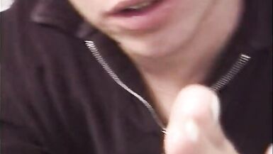 Une blonde chaude se fait masser et lécher les pieds avant que létalon ne la baise. - 3 image