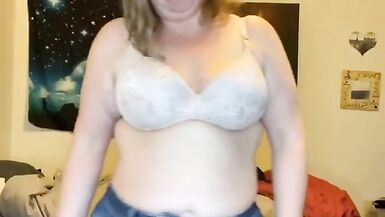 Bbw milf выглядит так хорошо в ее джинсах, что она должна заставить себя кончить! - 4 image