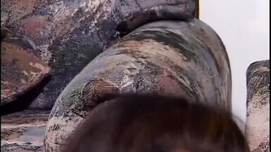 MILF asiática garganta profunda polla luego se golpeó en el sofá - 1 image