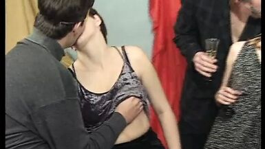 Fête de carnaval qui dégénère, résultat : sexe en groupe