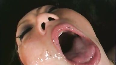 Une salope asiatique chaude suce deux bites dures en même temps puis baise