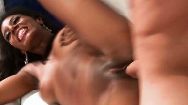 Une belle-mère noire aux gros seins aime son beau-fils blanc - 13 image