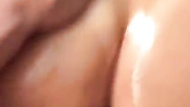 Une MILF en chaleur se fait baiser par un jeune étalon britannique et reçoit un soin du visage salissant - 3 image