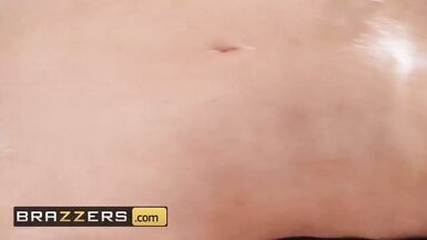 Brazzers - Les lesbiennes interraciales Kinsley Karter et Nicolette Shea se font huiler u - 2 image